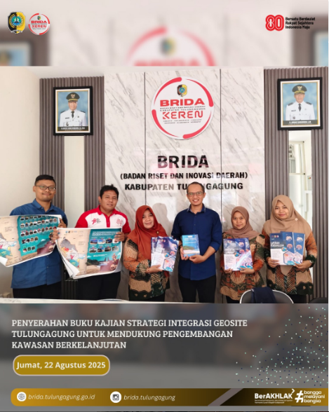 Penyerahkan buku kajian Strategi Integrasi Geosite Tulungagung untuk Mendukung Pengembangan Kawasan Berkelanjutan